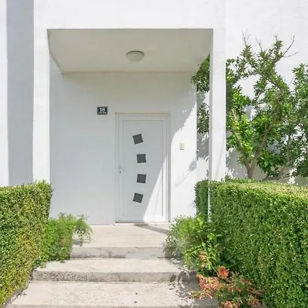 Apartment With A Parking Space Kastel Luksic, - 21073 Kastela