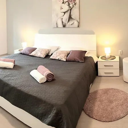 Апартаменты With Parking Space Kastel Luksic, - 21073 *