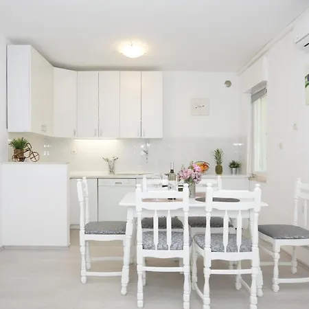 With Parking Space Kastel Luksic, - 21073 *