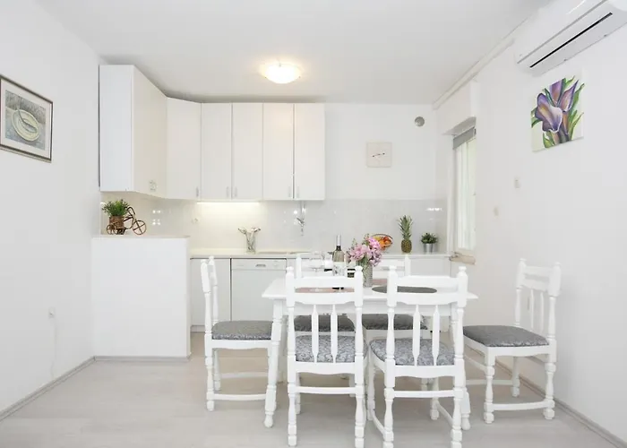 With Parking Space Kastel Luksic, - 21073 *